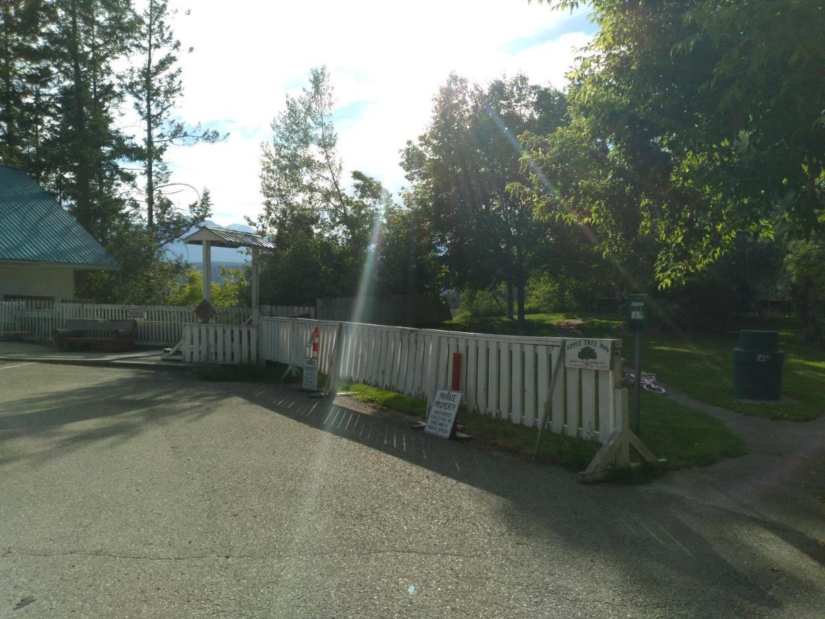 Appletree Inn Radium Hot Springs Extérieur photo