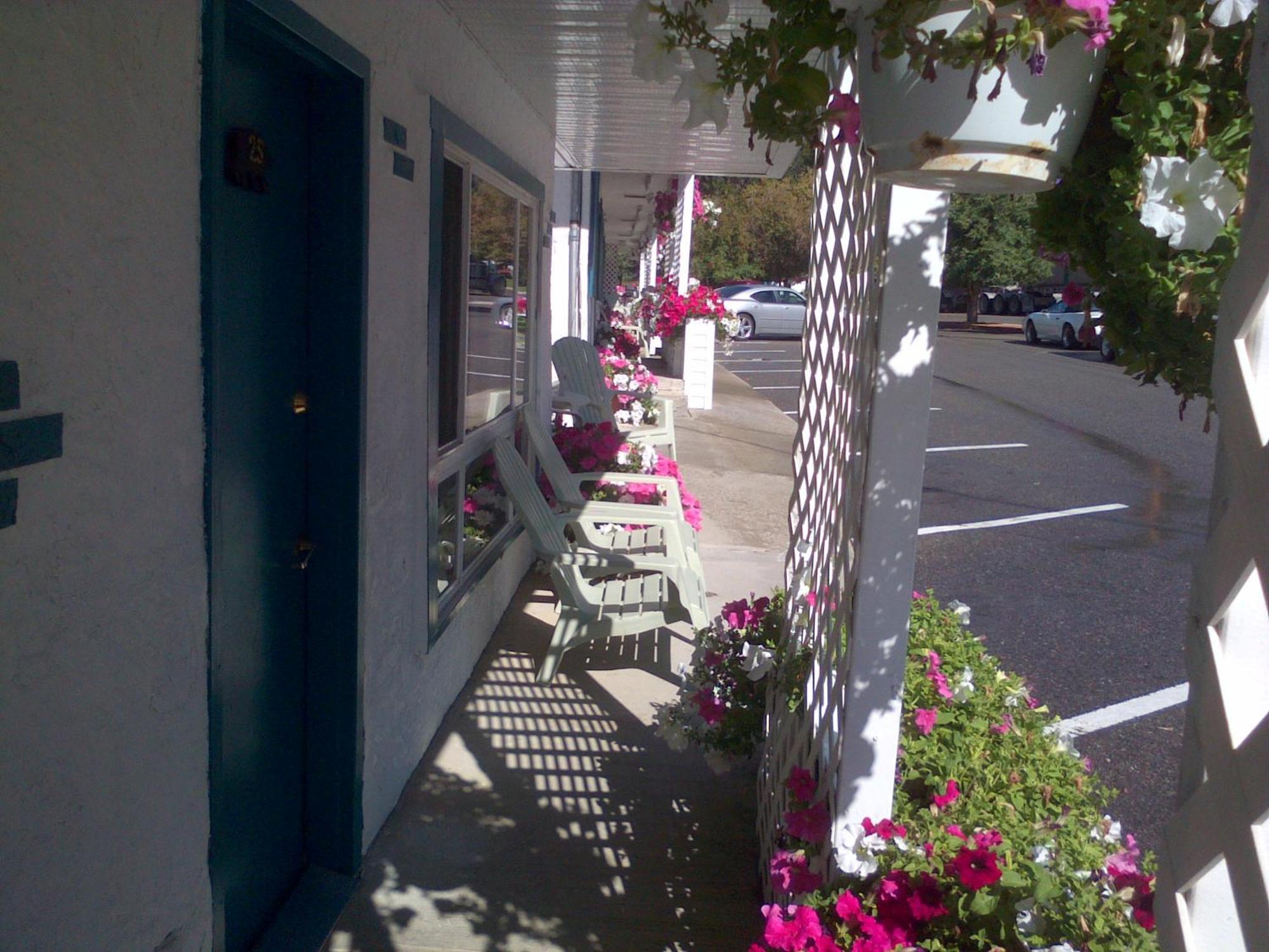 Appletree Inn Radium Hot Springs Extérieur photo