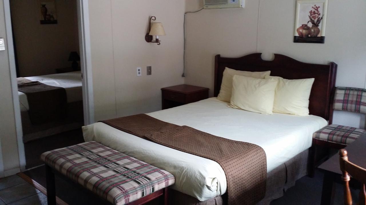Appletree Inn Radium Hot Springs Extérieur photo